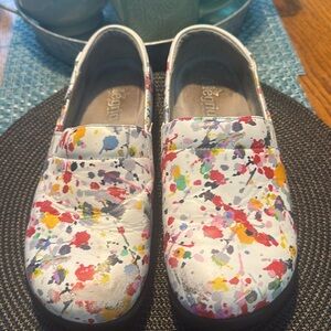 Alegria Keli Pollack White Paint Splatter Leather Clogs - Size 39